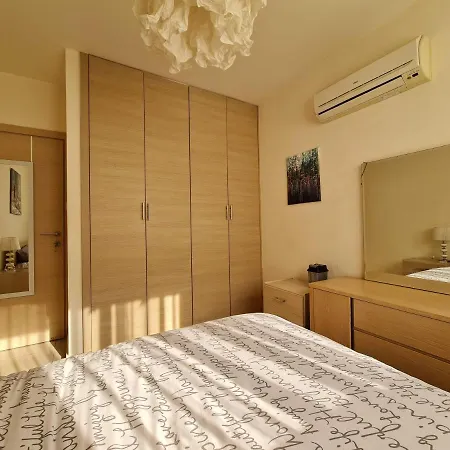 Lovely Bedroom In Shared *