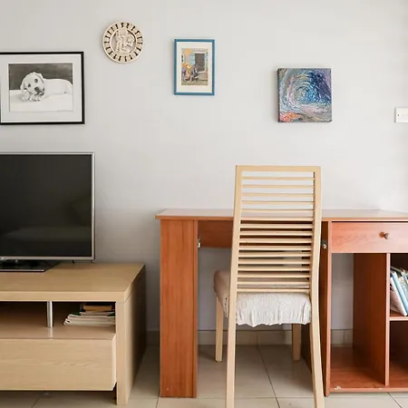 Апартаменты Lovely Bedroom In Shared
