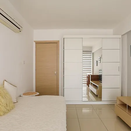 Апартаменты Lovely Bedroom In Shared